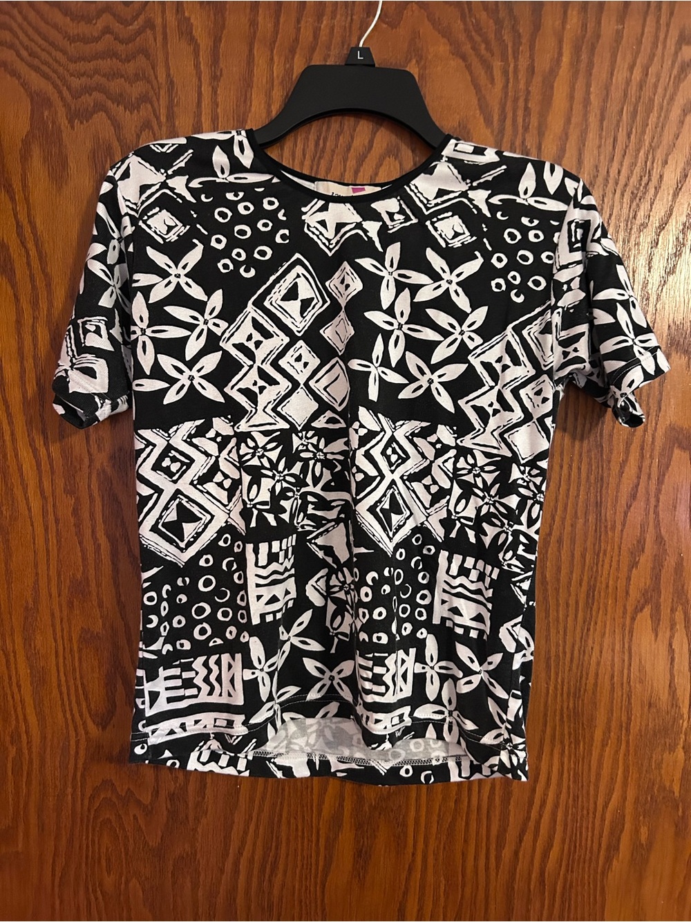 Vintage 90s or Y2K Early 2000s Black and White Hawaiian Print Tropical Tee